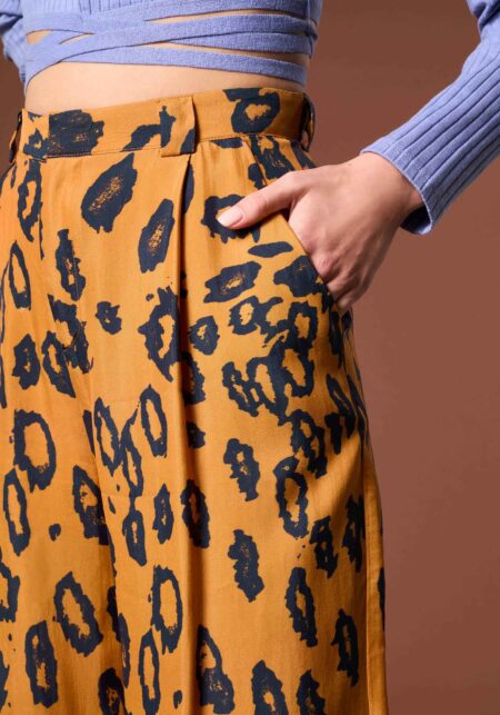 Pantaloni Wide Leg con Pince in Twill di Viscosa Stampa Leo Blu - Nicla