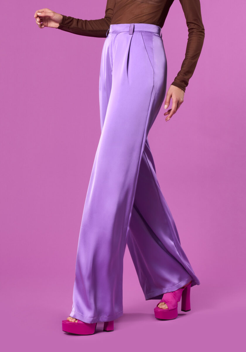 Pantaloni  Wide Leg con una Pince in Satin Viola - vista frontale | Nicla