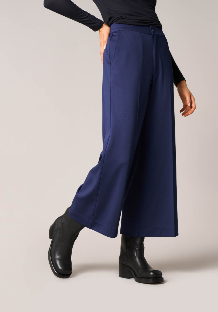 Pantaloni Cropped in Tessuto Tecnico Diagonale Blu - vista frontale | Nicla