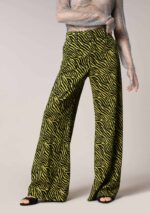 Pantaloni wide leg in maglia fantasia animalier Black/Yellow - vista frontale | Nicla